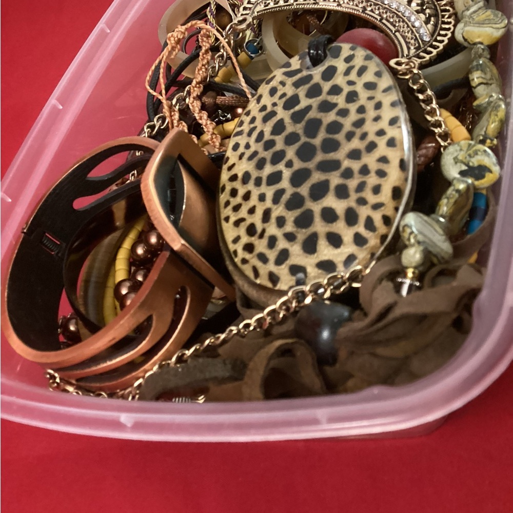 Brown and tan costume jewelry lot - Picture 5 of 6